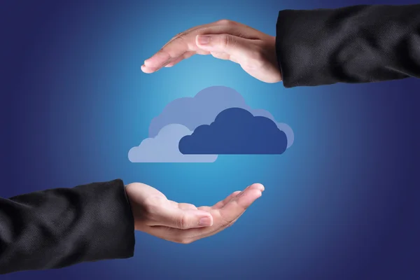 Nuvole sopra le mani. Concetto di cloud computing . Foto Stock Royalty Free