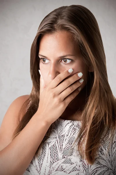 Besorgte Frau bedeckt Mund — Stockfoto