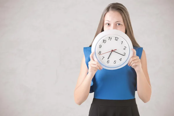 Mujer escondiéndose detrás del reloj —  Fotos de Stock