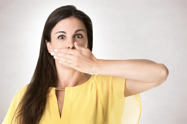 Kvinna som täcker hennes mun — Stockfoto