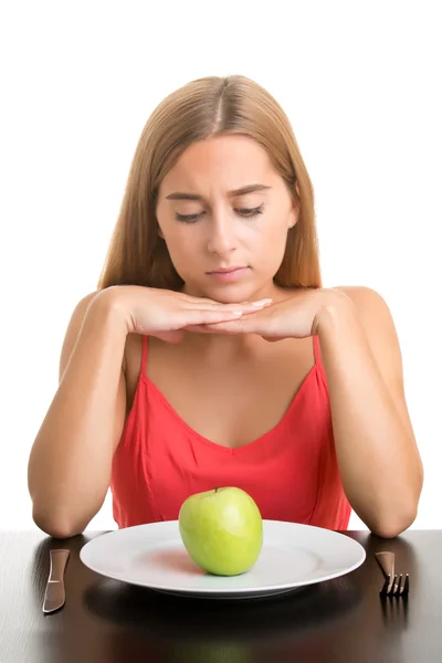 Mulher olhando para uma placa com uma maçã — Fotografia de Stock