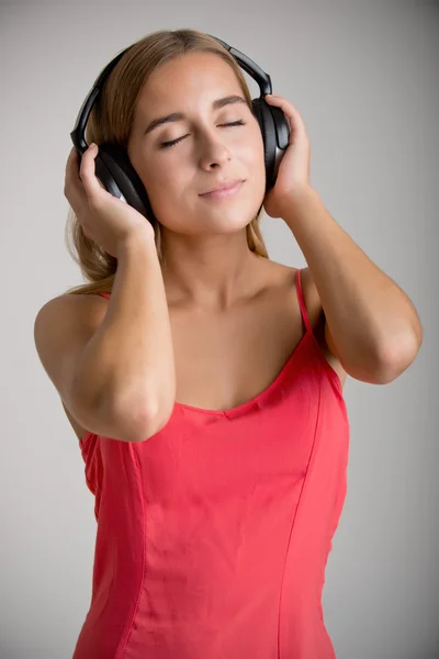 Vrouw die naar muziek luistert Stockfoto