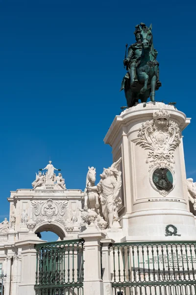 Statue von könig jose i und der triumphbogen in Lissabon, portugal — Stockfoto