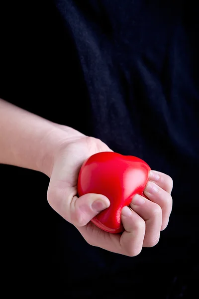 心臓を持つ女性の手 — ストック写真