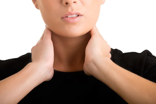 Mujer con las manos alrededor del cuello — Foto de Stock