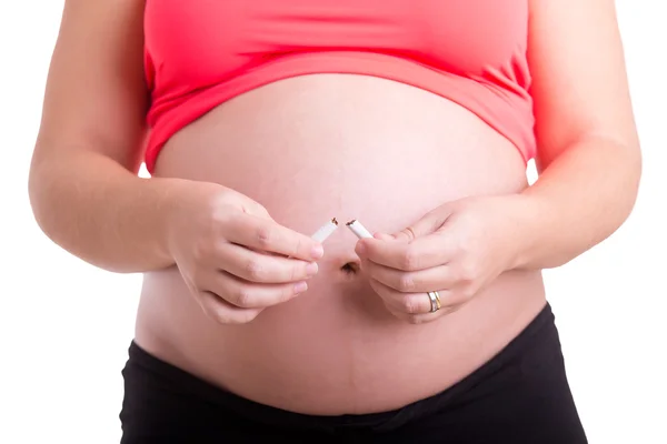 Mulher grávida quebrando um cigarro — Fotografia de Stock