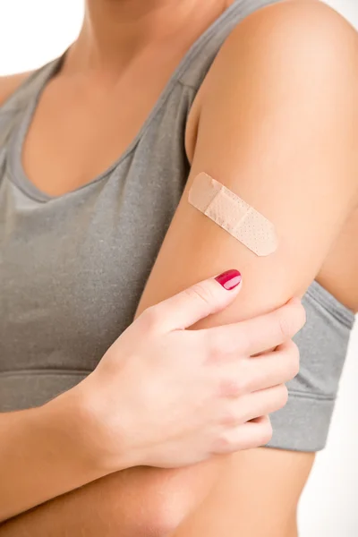 Frau mit Klebeverband am Arm — Stockfoto