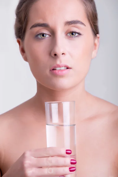 Woman Holding a Glass of Water — Stock Photo, Image