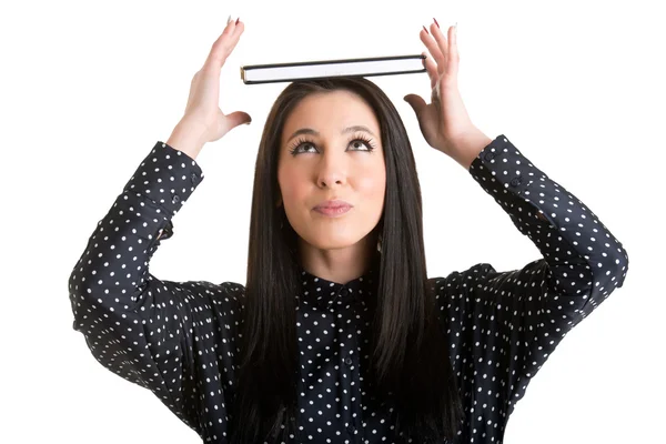 Mujer sosteniendo un libro sobre su cabeza — Foto de Stock