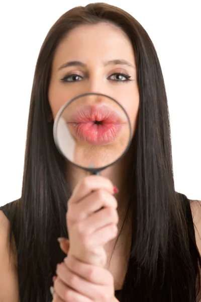 Mulher segurando um loupe ao lado de sua boca — Fotografia de Stock