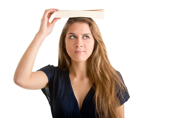 Mujer sosteniendo un libro sobre su cabeza — Foto de Stock