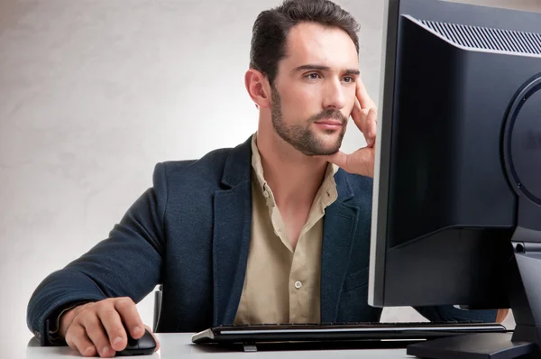 Homem olhando para um monitor de computador — Fotografia de Stock