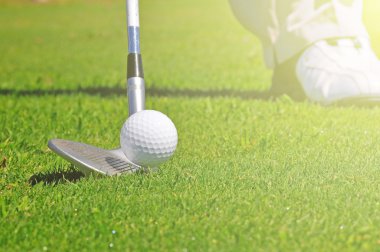 golfçü bir golf sahası içinde