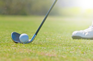 golfçü bir golf sahası içinde