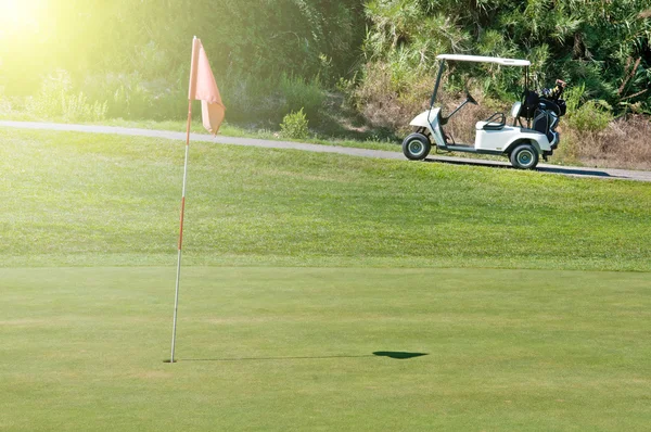 Wózek golfowy obok otwór — Zdjęcie stockowe