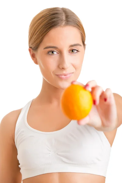 Mulher segurando uma laranja — Fotografia de Stock