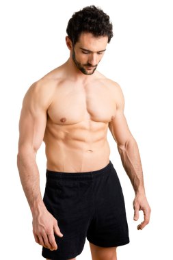 Uygun adam ayakta aşağı bakıyor