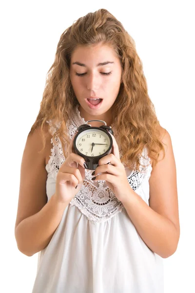 Donna guardando un orologio di allarme — Foto Stock