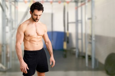 Uygun adam ayakta aşağı bakıyor