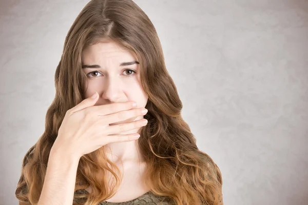 Vrouw die betrekking hebben op haar mmouth — Stockfoto