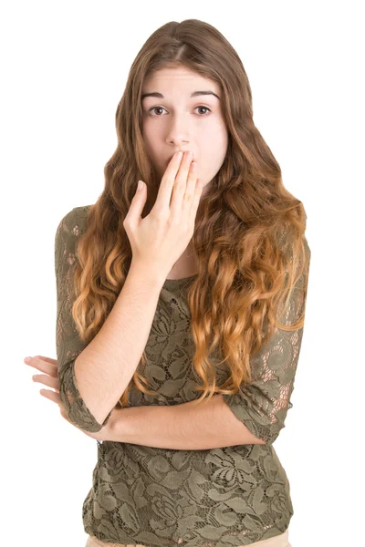 Geschokte vrouw die haar mond bedekt — Stockfoto