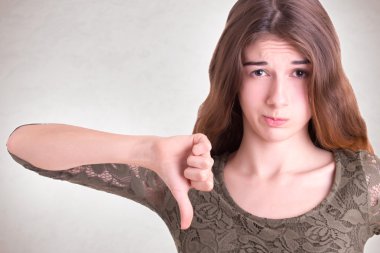 başparmak aşağı olan kadın