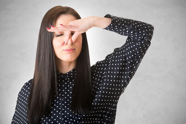 Žena, pokrývající její nos — Stock fotografie