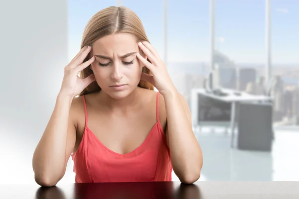 Mujer que sufre de dolor de cabeza — Foto de Stock