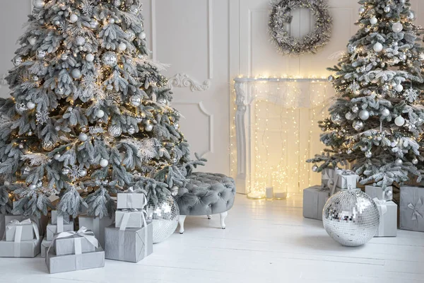 Chambre Noël Décorée Blanche Avec Deux Arbres Noël Cheminée Beaucoup — Photo