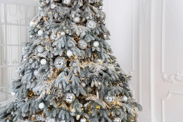 Geschmückter Weihnachtsbaum Mit Dekorativem Schnee Lichtern Weißen Und Silbernen Kugeln — Stockfoto