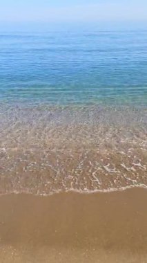 Akdeniz kıyılarındaki güzel deniz dalgaları. Temiz mavi su, kum. Yüksek kalite 4k görüntü