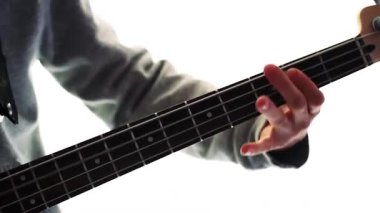Elektro bas gitar tıngırdatıyorum. Müzisyen müzik çalar. Erkek parmakları arabulucuyu tutuyor. Karanlık odada gitar çalan bir adam eli. Tanımlanamayan kişi prova yapıyor, panoya yakın çekim yapıyor. Yüksek kaliteli FullHD görüntüler