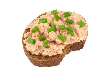 Ev yapımı tavuk etli ekmek, taze soğanlı beyaz arka planda izole edilmiş.