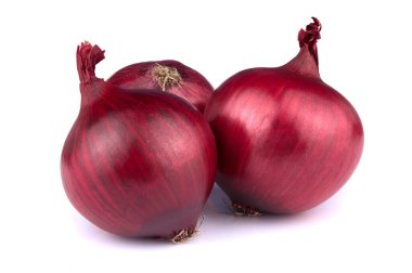 Beyaz arka planda taze kırmızı soğan izole edildi. Sağlıklı süper yiyecekler