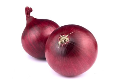 Beyaz arka planda taze kırmızı soğan izole edildi. Sağlıklı süper yiyecekler
