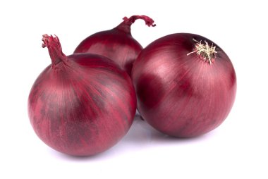 Beyaz arka planda taze kırmızı soğan izole edildi. Sağlıklı süper yiyecekler