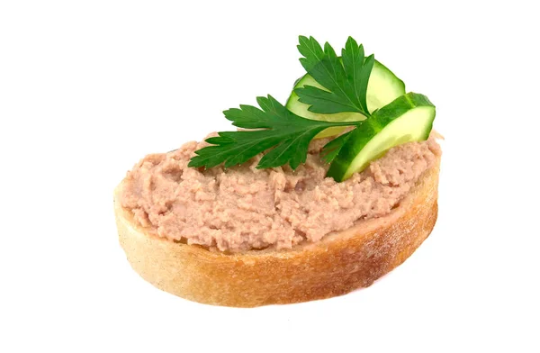 Ev yapımı tavuk etli ekmek, maydanoz ve salatalıklı beyaz arka planda izole edilmiş.