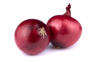 Beyaz arka planda taze kırmızı soğan izole edildi. Sağlıklı süper yiyecekler