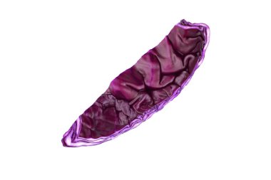 Beyaz arka planda izole edilmiş taze kırmızı lahana. Yarı yarıya. Sağlıklı süper yiyecekler.