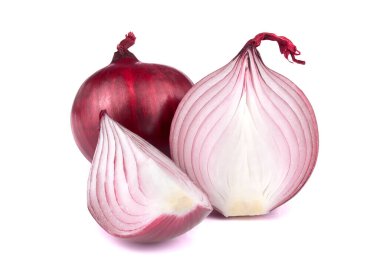 Beyaz arka planda izole edilmiş dilimli kırmızı soğan. Sağlıklı süper yiyecekler