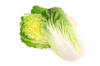 Beyaz arka planda taze Çin lahanası, lezzetli, doğal