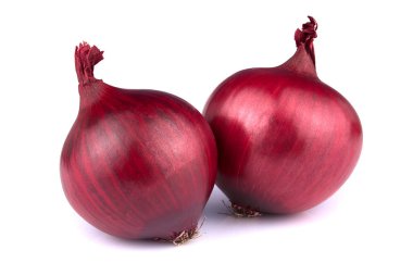 Beyaz arka planda taze kırmızı soğan izole edildi. Sağlıklı süper yiyecekler