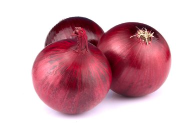 Beyaz arka planda taze kırmızı soğan izole edildi. Sağlıklı süper yiyecekler