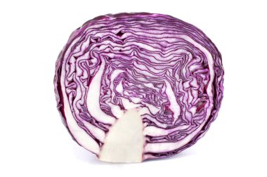 Beyaz arka planda izole edilmiş taze kırmızı lahana. Yarı yarıya. Sağlıklı süper yiyecekler.