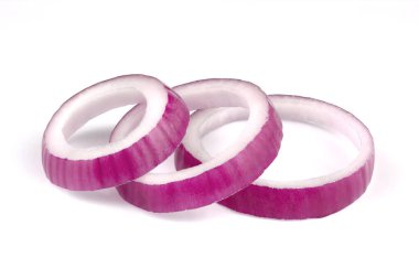 Dilimlenmiş kırmızı soğan beyaz arka planda izole edilmiş. Sağlıklı süper yiyecekler