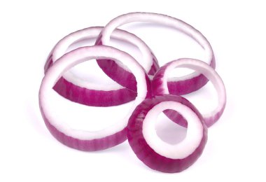 Dilimlenmiş kırmızı soğan beyaz arka planda izole edilmiş. Sağlıklı süper yiyecekler