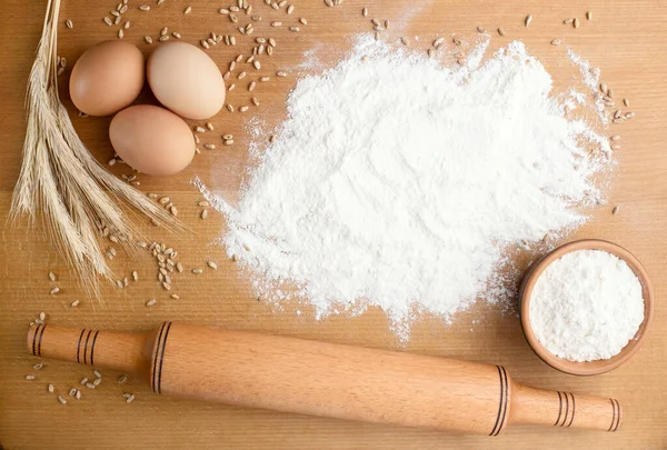 Mehl Mit Weizen Eiern Nudelholz Löffel Auf Holzuntergrund Zutaten Für — Stockfoto