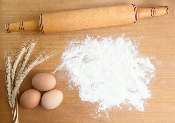 Mehl Mit Weizen Eiern Nudelholz Löffel Auf Holzuntergrund Zutaten Für — Stockfoto