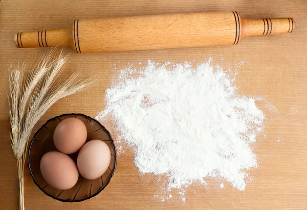 Mehl Mit Weizen Eiern Nudelholz Löffel Auf Holzuntergrund Zutaten Für — Stockfoto