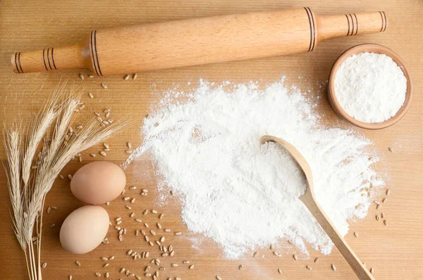 Mehl Mit Weizen Eiern Nudelholz Löffel Auf Holzuntergrund Zutaten Für — Stockfoto